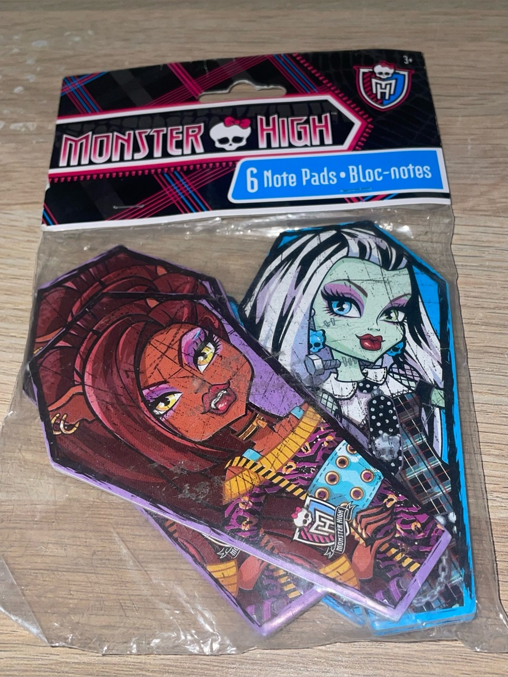 Monster High coffin-shaped note pads featuring characters like Clawdeen Wolf